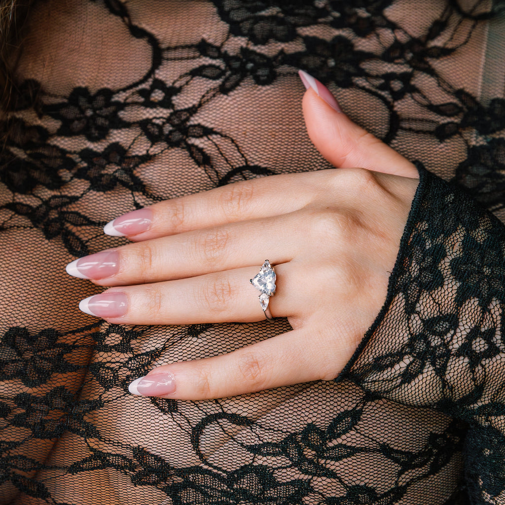 Amoura – Heart Cut Trio Ring