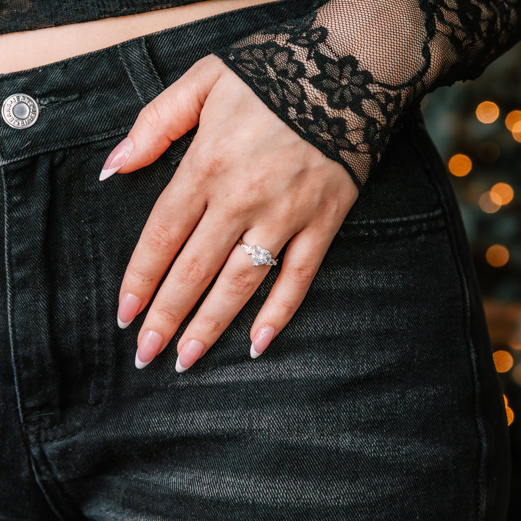 Amoura – Heart Cut Trio Ring