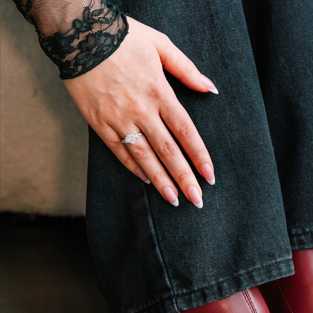 Amoura – Heart Cut Trio Ring