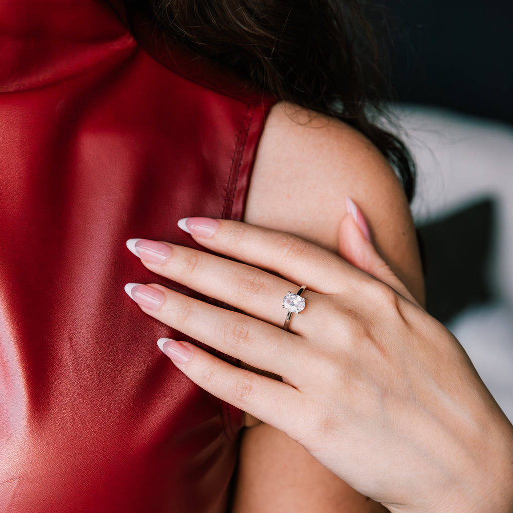 Daria – Oval Cut Solitaire Ring White Gold