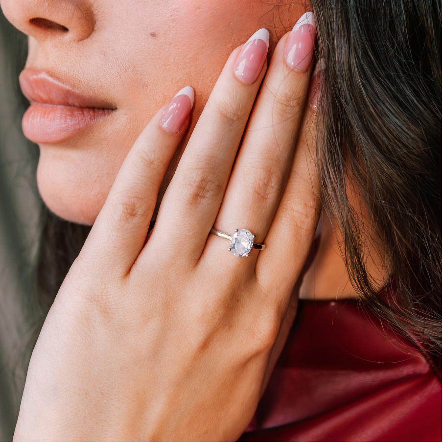 Daria – Oval Cut Solitaire Ring White Gold